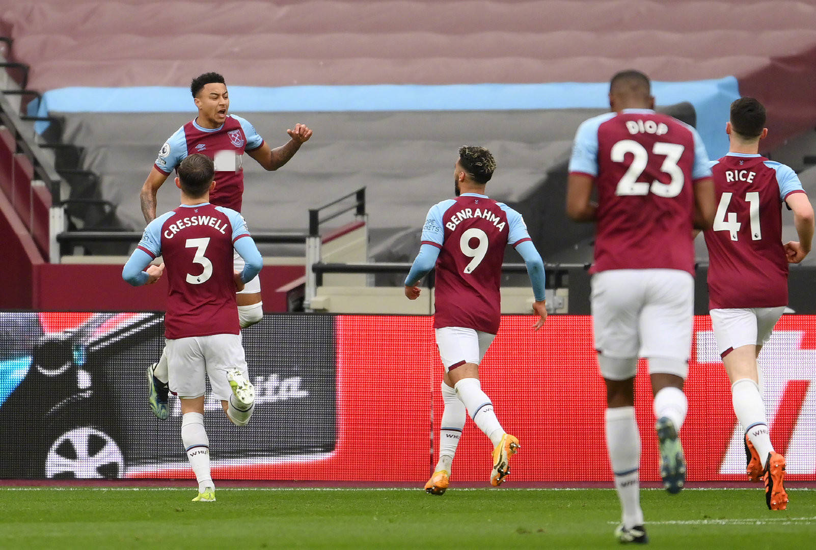 压腿笑着示 压腿笑着示